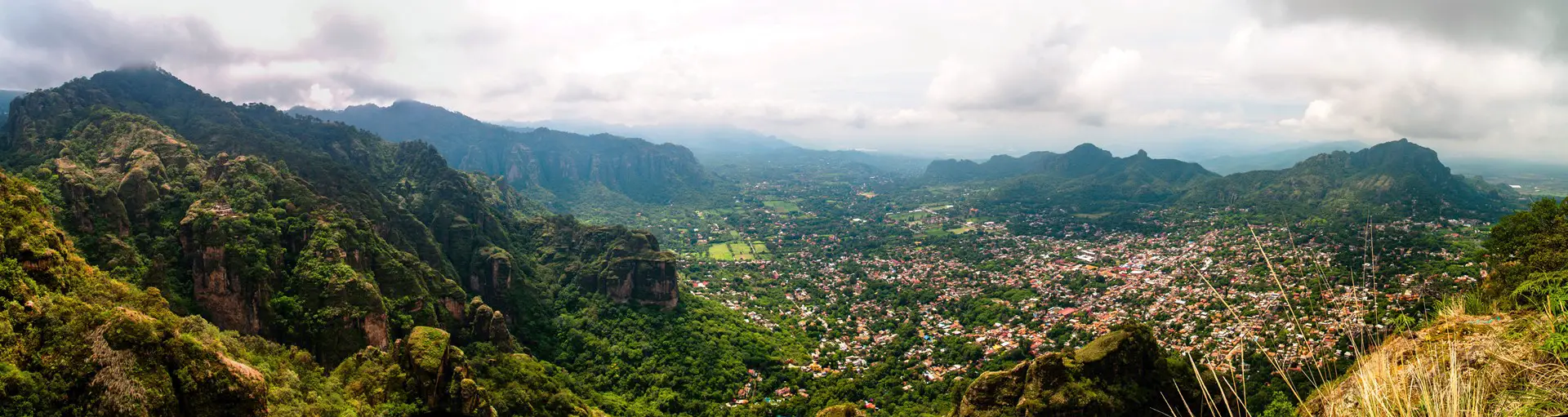 Vista panorámica del pueblo mágico de Tepoztlán visto desde el Cerro de la Luz